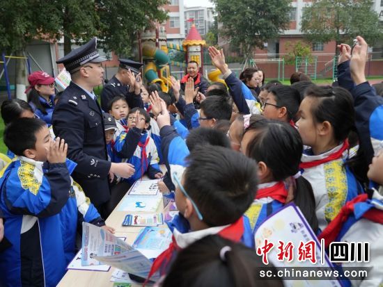 同学们积极回答问题。 三台县公安局供图 同学们积极回答问题。 三台县公安局供图