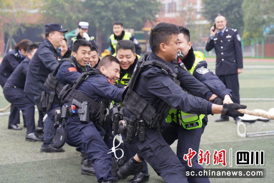 拔河比赛。 三台县公安局供图 拔河比赛。 三台县公安局供图