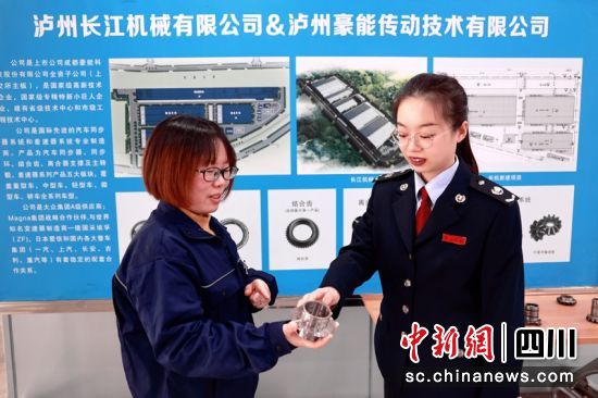 税务干部在生产一线了解企业生产情况。四川税务供图 税务干部在生产一线了解企业生产情况。四川税务供图