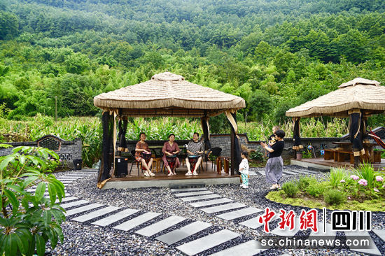 游客在民宿中休憩娱乐。 绵竹市融媒体中心供图 游客在民宿中休憩娱乐。 绵竹市融媒体中心供图