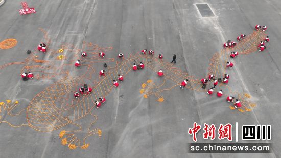 巨型“橙龙献瑞图”,别样贺新春。刘青清摄 巨型“橙龙献瑞图”,别样贺新春。刘青清摄