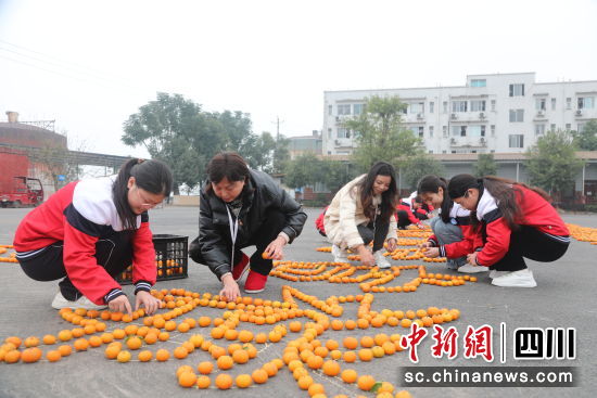 同学老师齐上阵。张琳 摄 同学老师齐上阵。张琳 摄