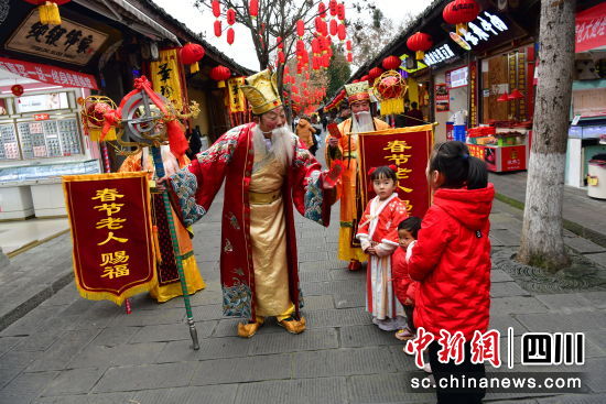 春节老人送福。张晓东 摄 春节老人送福。张晓东 摄