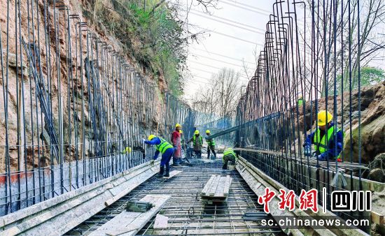 工人正在施工。 游仙区委宣传部供图 工人正在施工。 游仙区委宣传部供图