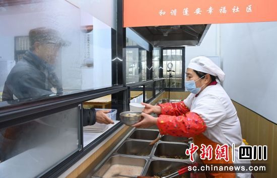蓬安县周口街道磨子东街社区社区食堂,工作人员正在为老年人分餐。周亮 摄 蓬安县周口街道磨子东街社区社区食堂,工作人员正在为老年人分餐。周亮 摄