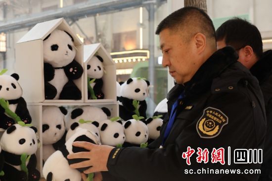 成都成华区市场监管局执法人员正在市场检查。成都市市场监管局供图 成都成华区市场监管局执法人员正在市场检查。成都市市场监管局供图