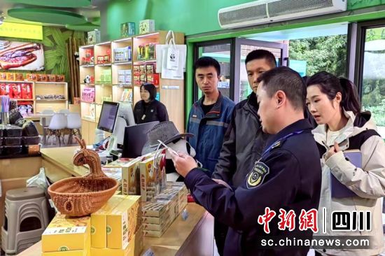 正在市场开展执法检查的执法人员。成都市市场监管局供图 正在市场开展执法检查的执法人员。成都市市场监管局供图