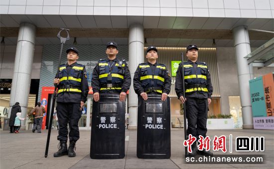 民警执勤。 绵阳市公安局供图 民警执勤。 绵阳市公安局供图