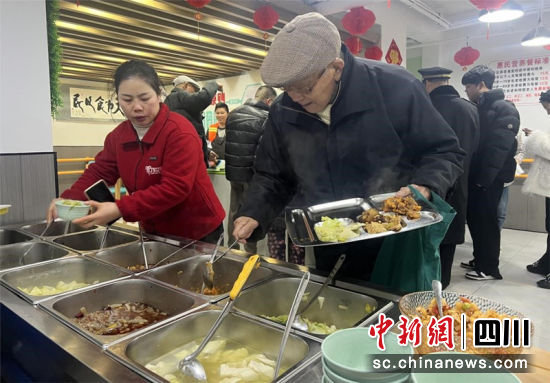 牟泽文老人在助餐食堂打餐。吴悠 摄 牟泽文老人在助餐食堂打餐。吴悠 摄