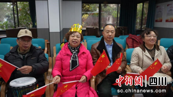 居民在老年活动中心举办生日活动。吴悠 摄 居民在老年活动中心举办生日活动。吴悠 摄