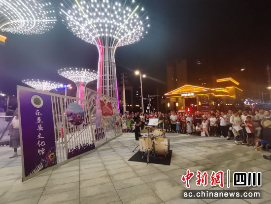 乐至县“我们的中国梦 文化进万家”文艺演出 。邓美棠 摄 乐至县“我们的中国梦 文化进万家”文艺演出 。邓美棠 摄