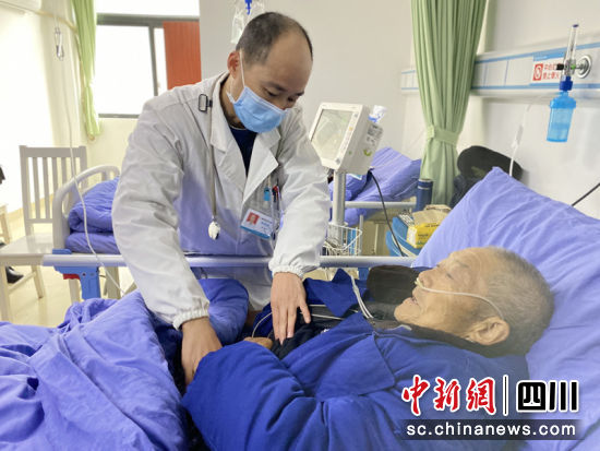 老年医学科医生正在为病人诊治。简阳融媒 供图 老年医学科医生正在为病人诊治。简阳融媒 供图