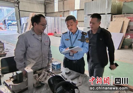 执法人员深入生产一线开展安全生产检查。(资料图)四川应急供图 执法人员深入生产一线开展安全生产检查。(资料图)四川应急供图