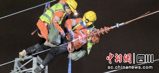 昼夜奋战。中铁八局 供图 昼夜奋战。中铁八局 供图