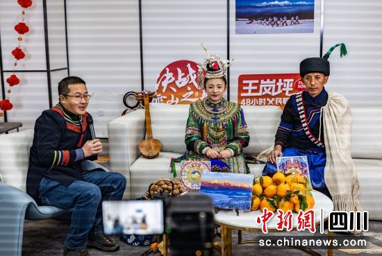 线上直播。周万龙 摄 线上直播。周万龙 摄