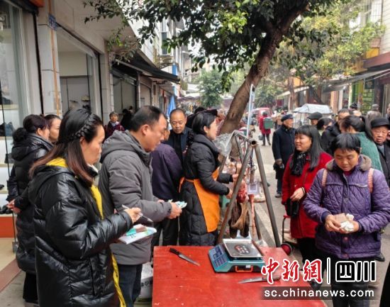 群众购买现杀牛肉。合江县融媒体中心供图 群众购买现杀牛肉。合江县融媒体中心供图