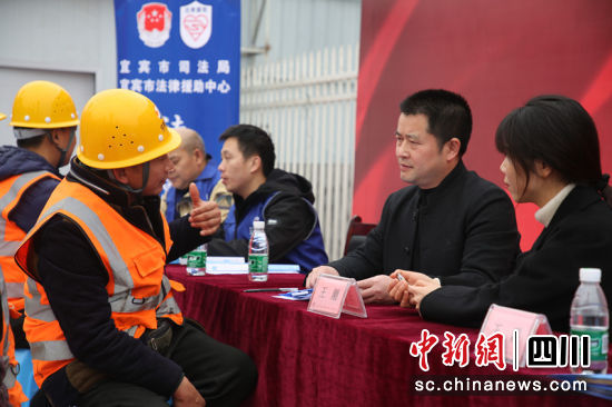 现场一对一法律咨询 刘怡 摄 现场一对一法律咨询 刘怡 摄