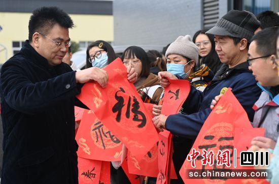 书法家将现场书写的“福”字、春联等送给企业员工。周亮 摄 书法家将现场书写的“福”字、春联等送给企业员工。周亮 摄