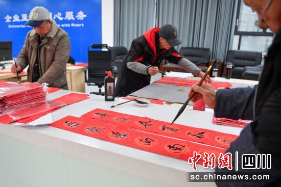 书法家现场书写“福”字、春联。彭圣洲 摄 书法家现场书写“福”字、春联。彭圣洲 摄