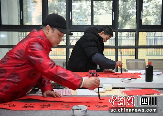 书法家现场书写“福”字、春联。周亮 摄 书法家现场书写“福”字、春联。周亮 摄