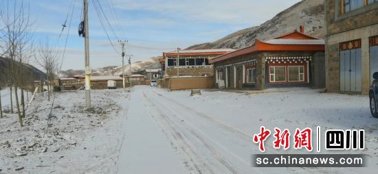 雪后壤塘。壤孃县委宣传部 供图 雪后壤塘。壤孃县委宣传部 供图
