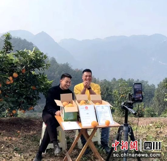 直播开启服务新模式。古蔺县委统战部供图 直播开启服务新模式。古蔺县委统战部供图