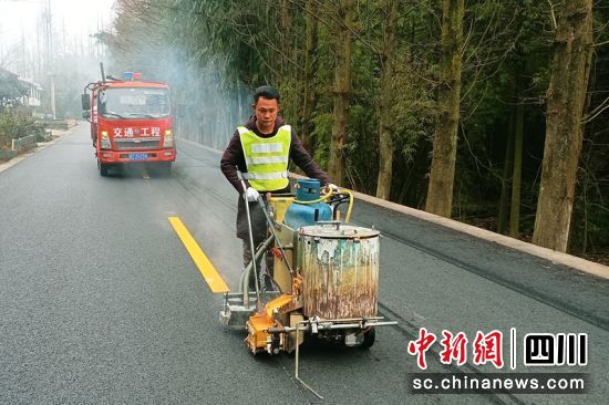 洪雅东岳至柳江改建路段工人师傅正在划标线。朱涛 摄 洪雅东岳至柳江改建路段工人师傅正在划标线。朱涛 摄