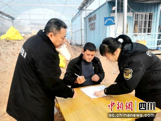 工作人员上门服务现场。成都市市场监管局供图 工作人员上门服务现场。成都市市场监管局供图
