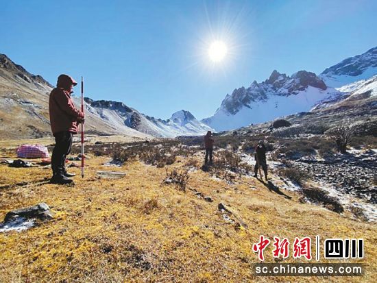 普查人员在野外开展普查工作。(资料图)四川应急供图 普查人员在野外开展普查工作。(资料图)四川应急供图