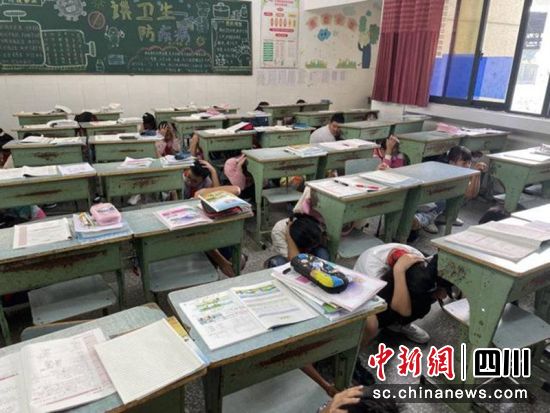 芦山县学校开展地震应急演练。(资料图)四川应急供图 芦山县学校开展地震应急演练。(资料图)四川应急供图