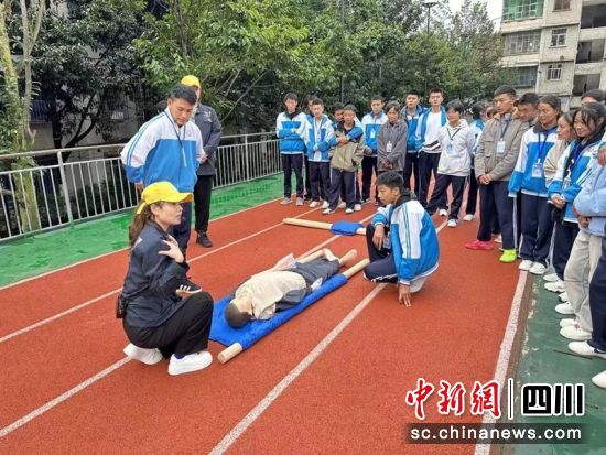 应急科普“馆馆巴士”开进喜德县,工作人员为学生讲解相关急救技能。(资料图)四川应急供图 应急科普“馆馆巴士”开进喜德县,工作人员为学生讲解相关急救技能。(资料图)四川应急供图