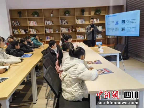 “校长菜市行”课堂教育活动。简阳融媒 供图 “校长菜市行”课堂教育活动。简阳融媒 供图