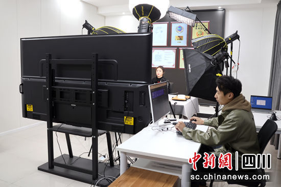 电商企业正忙着直播前的准备工作。 绵竹市委宣传部供图 电商企业正忙着直播前的准备工作。 绵竹市委宣传部供图
