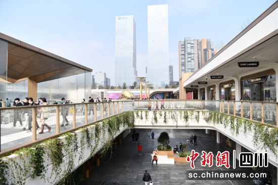 12月20日,成都SKP商业中心吸引顾客。当日,位于四川成都交子金融商圈的SKP项目开启试营业,正式对公众开放。该项目为亚洲最大的下沉式建筑,中国国内首个下沉式高端时尚百货。 张浪摄 12月20日,成都SKP商业中心吸引顾客。当日,位于四川成都交子金融商圈的SKP项目开启试营业,正式对公众开放。该项目为亚洲最大的下沉式建筑,中国国内首个下沉式高端时尚百货。 张浪摄