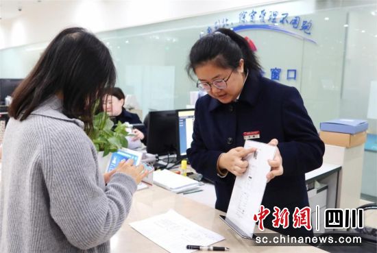 给群众办理业务。 旌阳区委宣传部供图 给群众办理业务。 旌阳区委宣传部供图