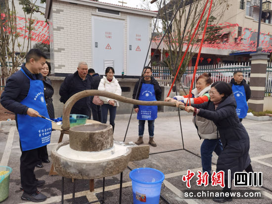 游客体验农耕文化。陈小芳 摄 游客体验农耕文化。陈小芳 摄