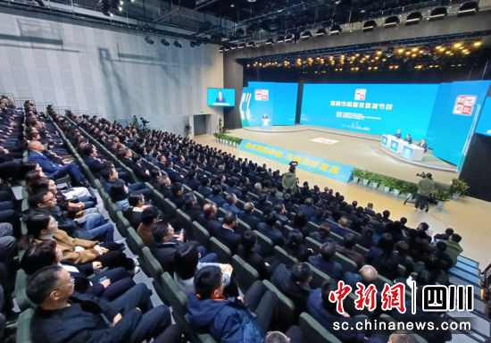 宜宾市《阳光问政》融媒体直播节目开播。 陈忆 摄 宜宾市《阳光问政》融媒体直播节目开播。 陈忆 摄