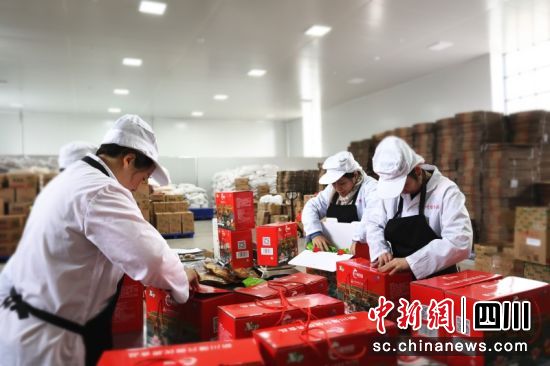 新川蒲食品科技(南充)有限公司包装车间。廖桂华 摄 新川蒲食品科技(南充)有限公司包装车间。廖桂华 摄