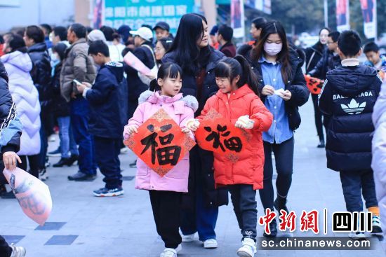 “福”字送到千家万户。 王海涛 摄 “福”字送到千家万户。 王海涛 摄