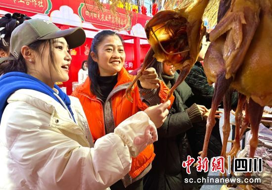 市民挑选腌腊食品。潘建勇 摄 市民挑选腌腊食品。潘建勇 摄