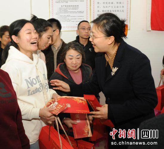 为农民工代表发放慰问金及温暖大礼包。 肖开丰 摄 为农民工代表发放慰问金及温暖大礼包。 肖开丰 摄