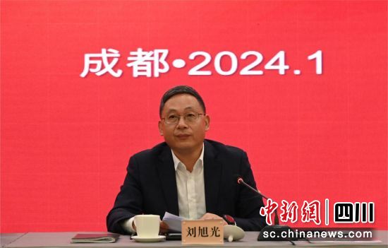 四川省政协副主席、民盟四川省委会主委刘旭光作报告。民盟四川省委会供图 四川省政协副主席、民盟四川省委会主委刘旭光作报告。民盟四川省委会供图