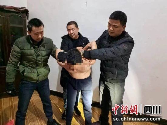 抓获嫌疑人。 绵阳市高新区公安分局供图 抓获嫌疑人。 绵阳市高新区公安分局供图
