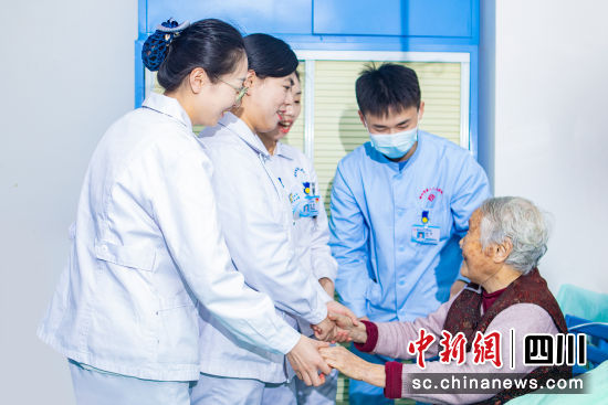 呼吸与危重症医学科护理人员与患者拉家常。 德阳市第二人民医院供图 呼吸与危重症医学科护理人员与患者拉家常。 德阳市第二人民医院供图