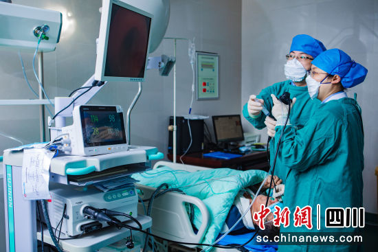 呼吸与危重症医学科医生正在做纤支镜。 德阳市第二人民医院供图 呼吸与危重症医学科医生正在做纤支镜。 德阳市第二人民医院供图