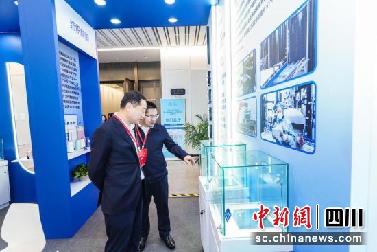 宜宾市副市长李劲松在市科协党组书记、常务副主席惠德宏陪同下参观展推区。宜宾市科协 供图 宜宾市副市长李劲松在市科协党组书记、常务副主席惠德宏陪同下参观展推区。宜宾市科协 供图