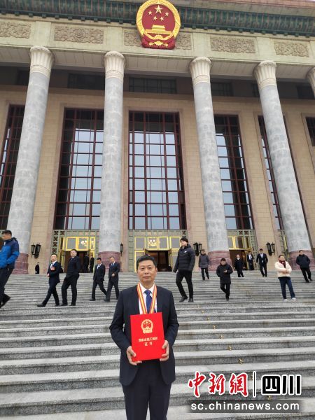 贺建华被授予“国家卓越工程师”称号。东方电气集团 供图 贺建华被授予“国家卓越工程师”称号。东方电气集团 供图