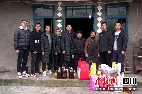慰问现场合影。王才学 摄 慰问现场合影。王才学 摄