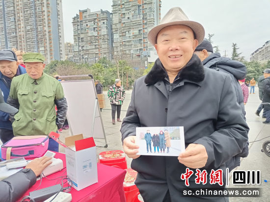 免费领到开心合影照。赵天久 摄 免费领到开心合影照。赵天久 摄