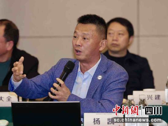 专家学者献计献策。李冬 摄 专家学者献计献策。李冬 摄